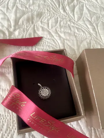 Real Diamond pendant in solid 18k gold