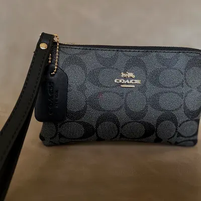 New Corner Zip Wristlet