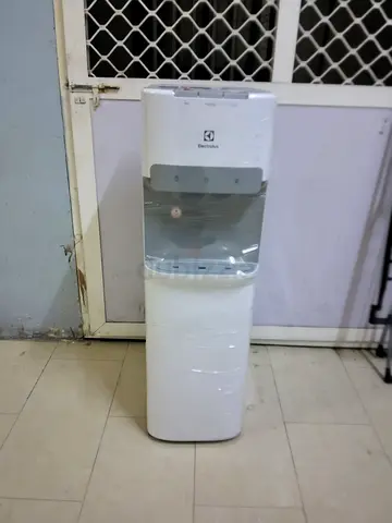 Bottom load water dispenser