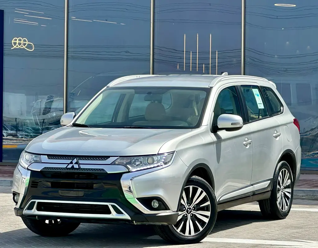 Mitsubishi Outlander 2023 — photo 1 of 12