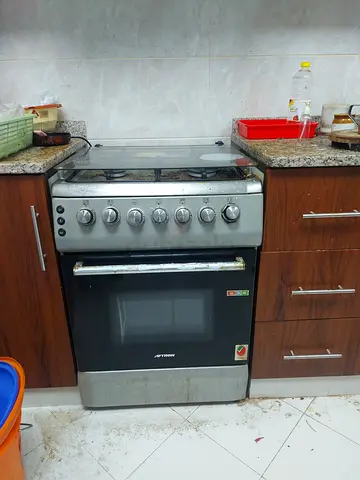 Four burner Gas stove with cylinder for sale