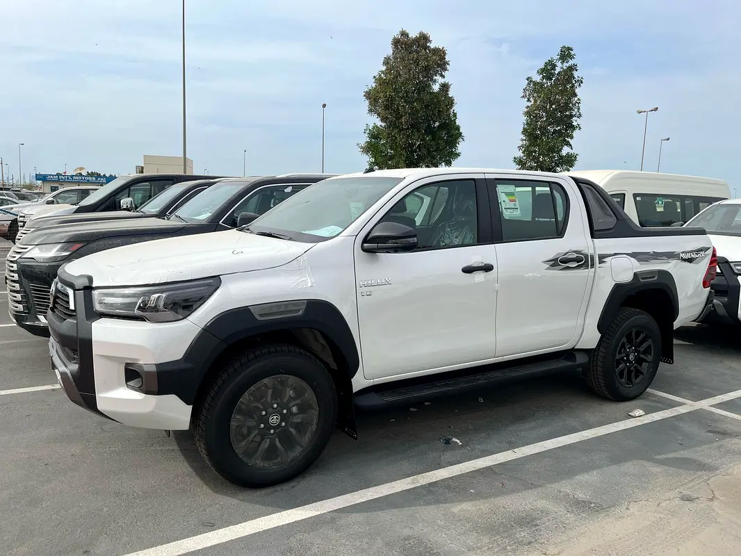 Toyota Hilux 2026 — photo 1 of 10