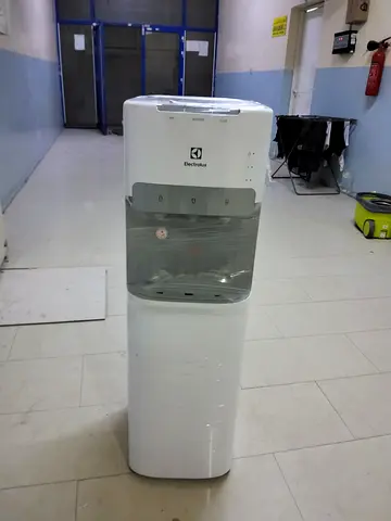 Bottom load water dispenser