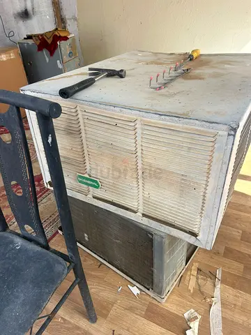 OLD WINDOW AIR CONDITION (AC) -O GENERAL FOR SALE