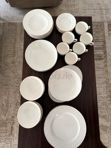 Elegant White Dinnerware Set - Perfect for Any Occasion urgent sale