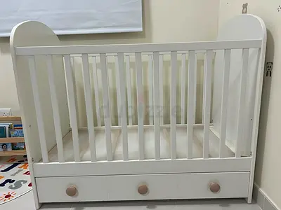 Stylish White Crib with Storage Drawer
