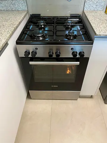 Bosch 4burner gass COOKING range neat and clean