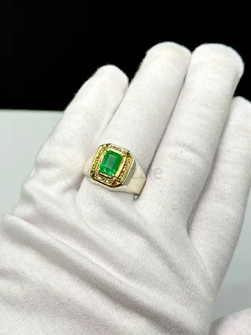 خاتم بحجر زمرد كولمبي طبيعي فخم - Luxury ring with a natural Colombian emerald stone