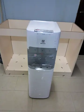 Bottom load water dispenser