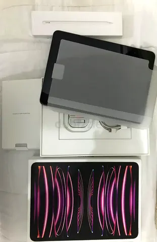 iPad Pro 11 (4th Generation) 2022 256 GB in very excellent condition, orig apple pencil  smart case