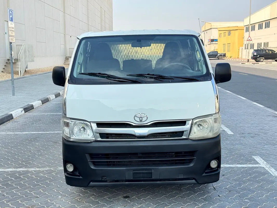 Toyota Hiace 2013 — photo 1 of 15