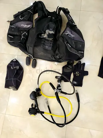 ادوات غطس كاملة + زعانف اضافية + بدلتين غوص شتوية
