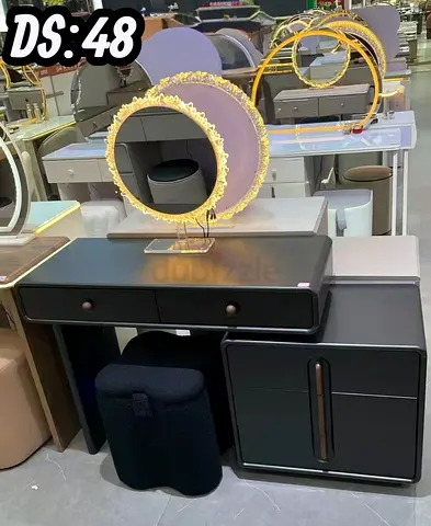 Stylish Modern Makeup Vanity Table with Storage