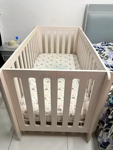 IKEA Stylish Baby Crib in Excellent Condition with Free Mattress