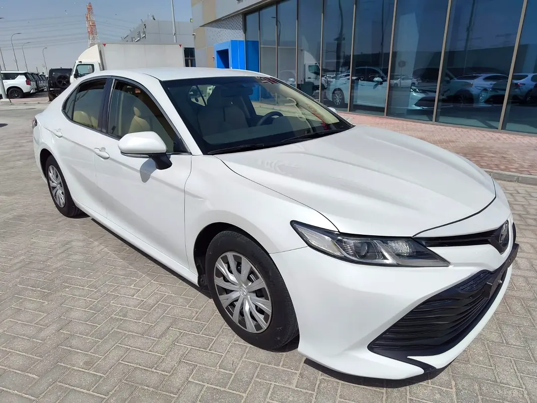Toyota Camry 2019 — photo 1 of 19