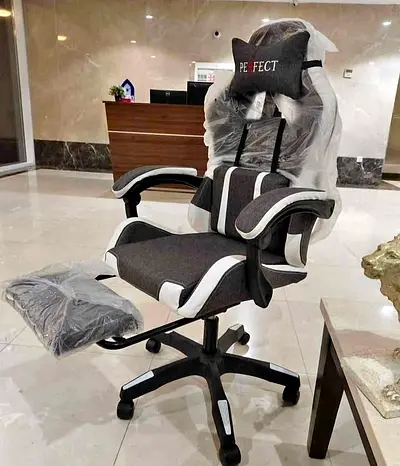 Comfortable Gaming Chair with Adjustable Features