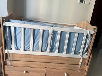 Baby crib new, clean /Selling with full set (pillow, bedsheet, and side protectors)+3 items gift