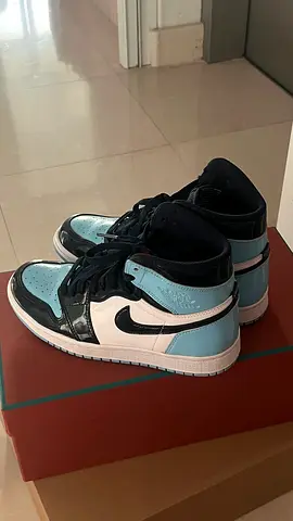 Air Jordan 1 Retro High UNC Patent Blue