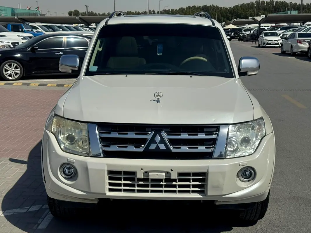 Mitsubishi Pajero 2014 — photo 1 of 10