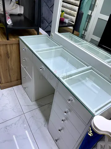 DRESSING TABLE WITH BULBS