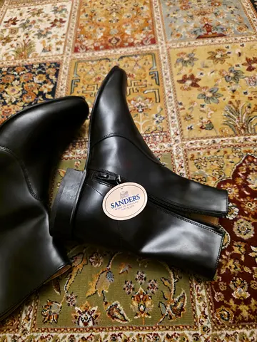 Exclusive Sanders Leather Angle Boots Made In England. Unisex. Size 8 UK. New. Never Worn. AED 490.