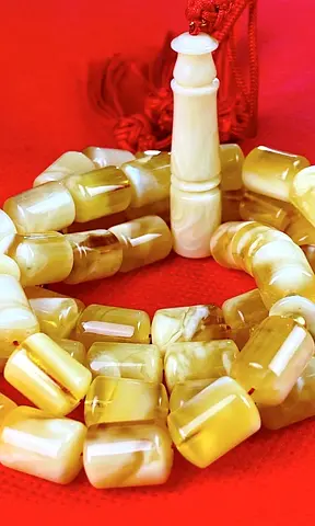 مسباح كهرمان طبيعي حر بلطيقي قديم ٤٥غم ٥٣خ مع شهاده موثقه