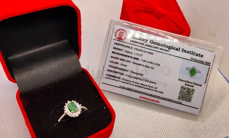 Elegant Emerald Ladies Ring