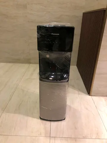 Bottom load water dispenser