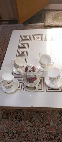 Tea pot with cups