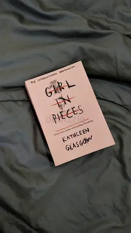 Girl in pieces, book