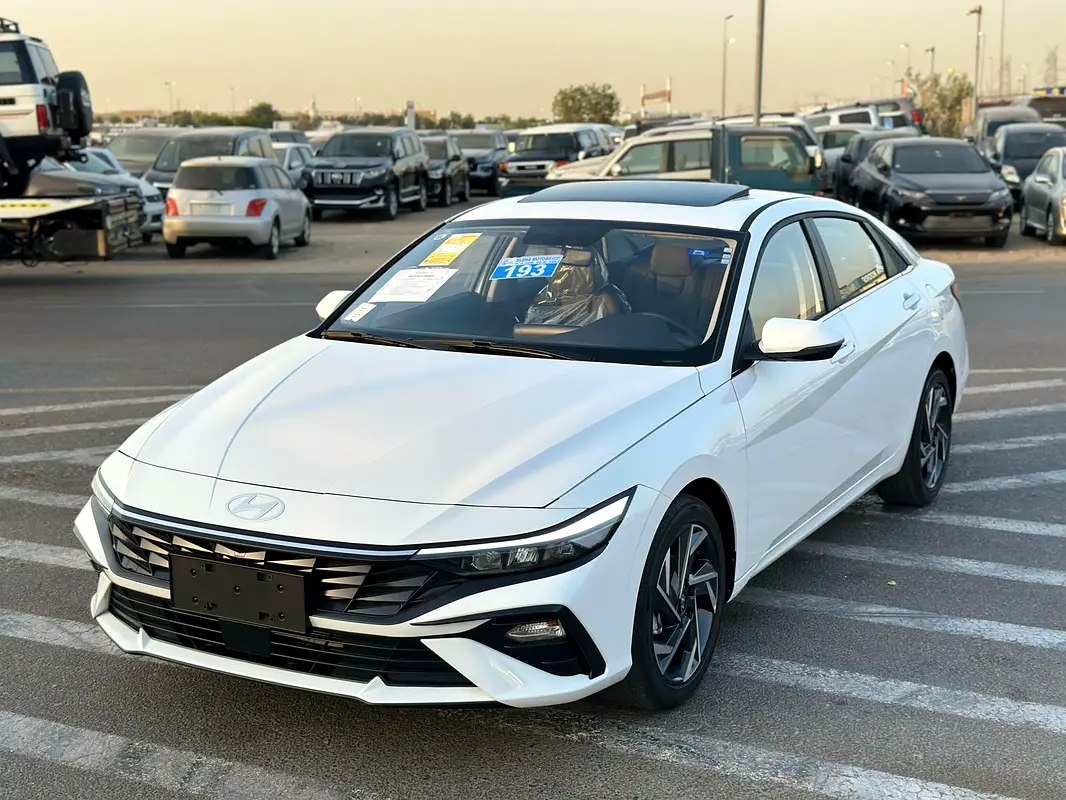 Hyundai Elantra 2025 — photo 1 of 16