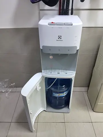 Bottom load water dispenser