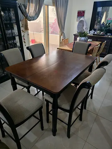 Elegant Dining Table with 6 Chairs Set Expandable table to form Square of 150x150 cm.