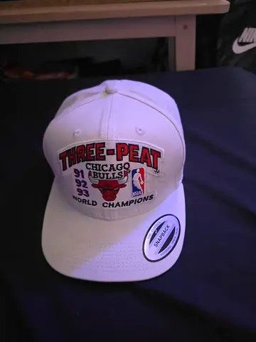 Chicago bulls cap (three peat world champ)