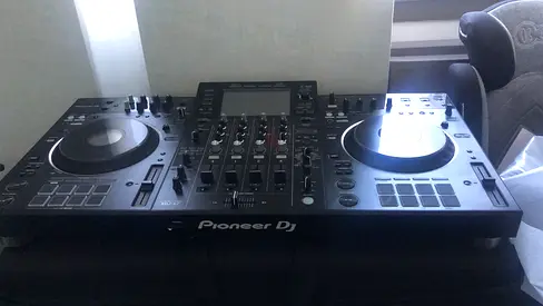 Pioneer XDJ-XZ  (including flight case)– Mint Condition – Used Twice Live