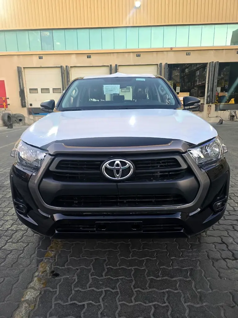 Toyota Hilux 2025 — photo 1 of 15