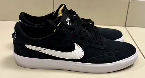 Nike black sneakers