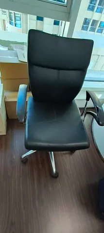 Stylish Executive Office Chair - Comfortable and Adjustable