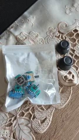 Replacment ps4 joy sticks and rubber coating 4 peice+2peice around 2 months old thirdparty/generic