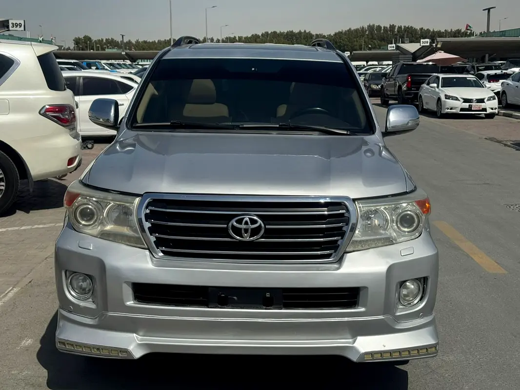 Toyota Land Cruiser 2011 — photo 1 of 10