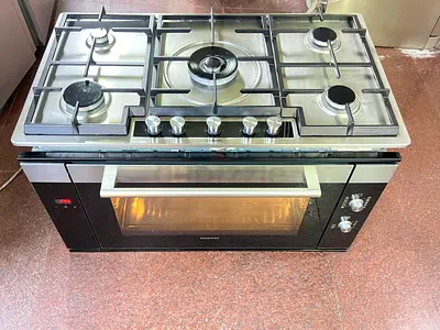 Italian brand Siemens built in top gas with electric ️ oven