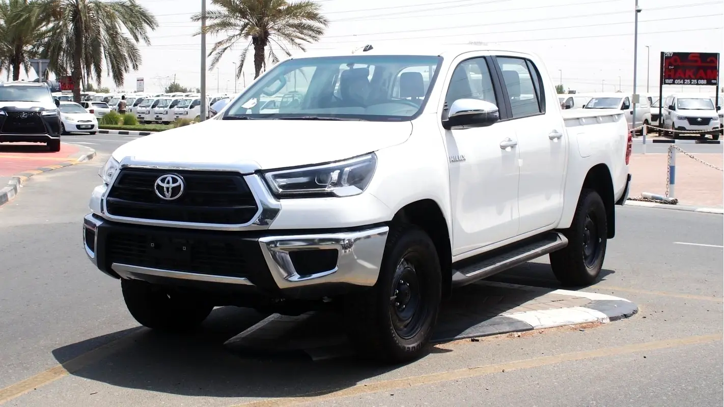 Toyota Hilux 2025 — photo 1 of 15