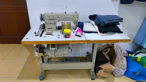 Industrial Sewing Machine with Accessories
