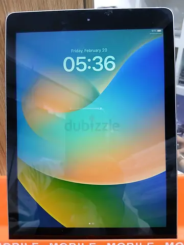 Apple ipad 5, 32gb with charging cable