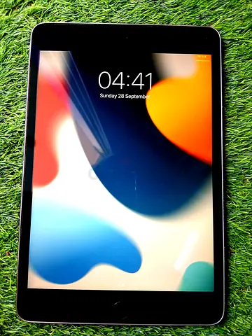 Apple ipad mini 4, 128gb with charging cable