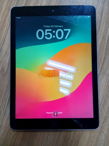 Apple ipad 6, 32gb with charging cable