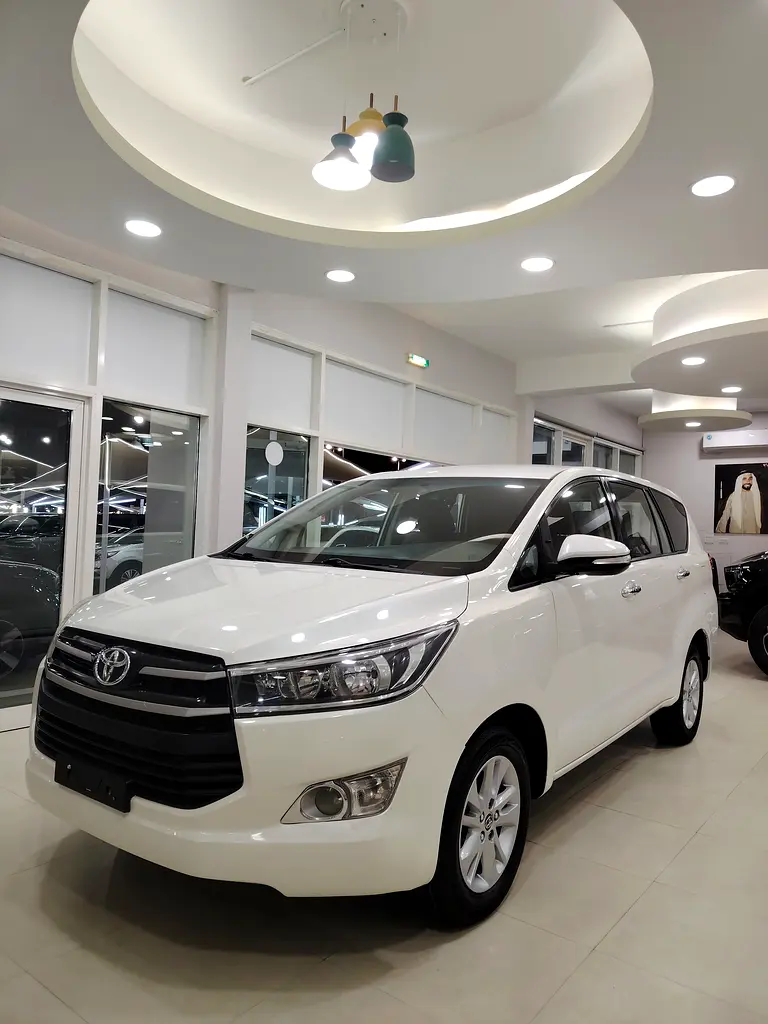Toyota Innova 2017 — photo 1 of 11