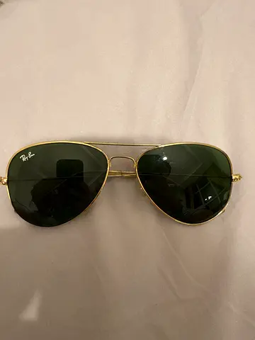 Ray-Ban RB3025 Aviator Classic with a Polished Arista Gold frame and G-15 Green lenses