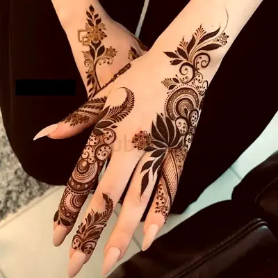 Henna artist