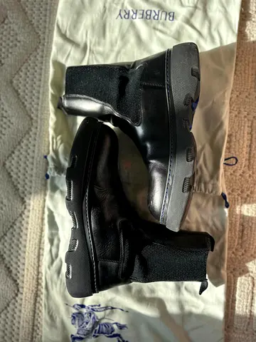 Original Burberry Chelsea Boots – Black Leather – Size 44